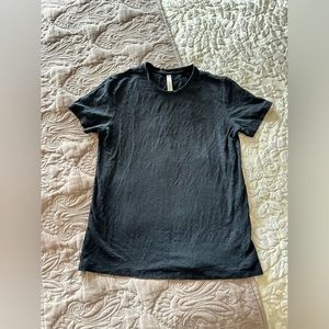 Aritzia Babaton Linen T Shirt size S
